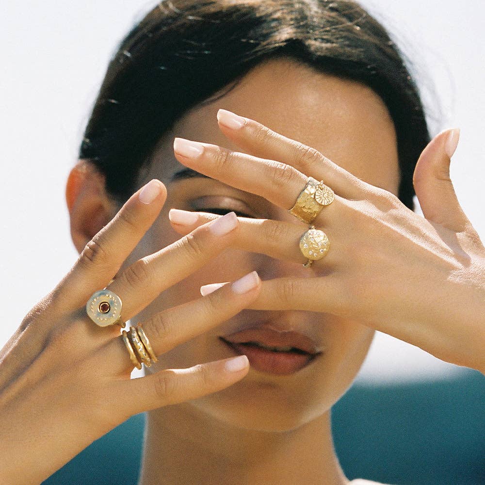 “Bague Iris en plaqué or avec trois rangées irrégulières, pierres blanches et zircon cubique, taille ajustable, fabriquée de manière éthique en France, Agapée.”