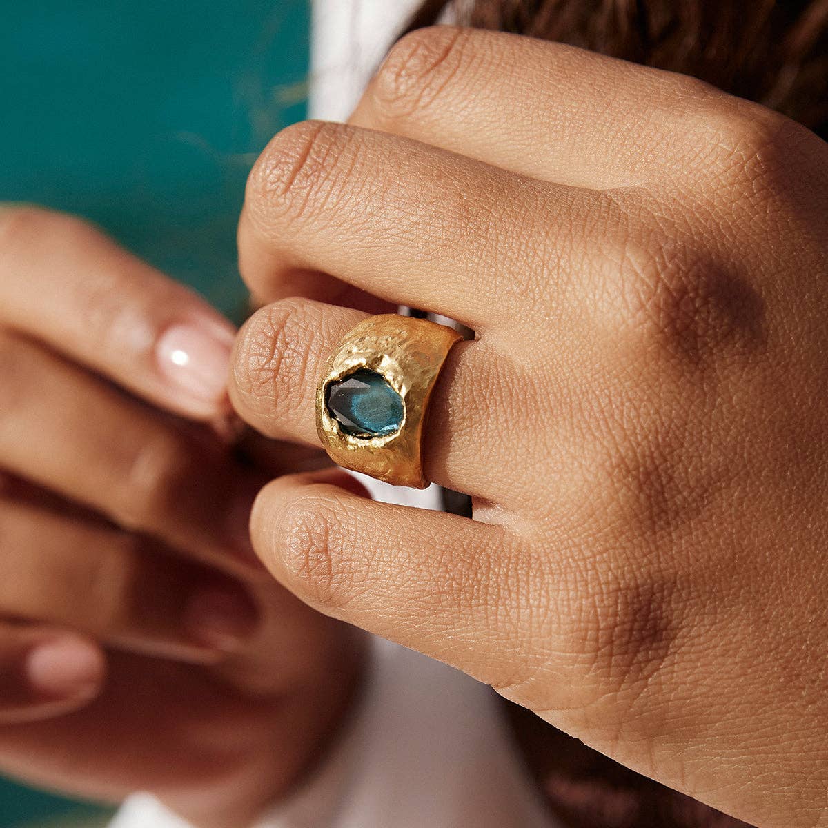 “Bague Carmen bleue en plaqué or avec pierre en verre céruléenne et texture martelée, fabrication éthique en France, Agapée.”