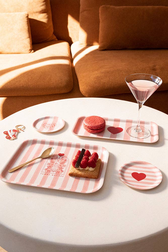 “Plateau Petit-Déjeuner avec rayures roses, design moderne et féminin, idéal pour organiser ou servir un petit-déjeuner avec style, All The Ways To Say.”