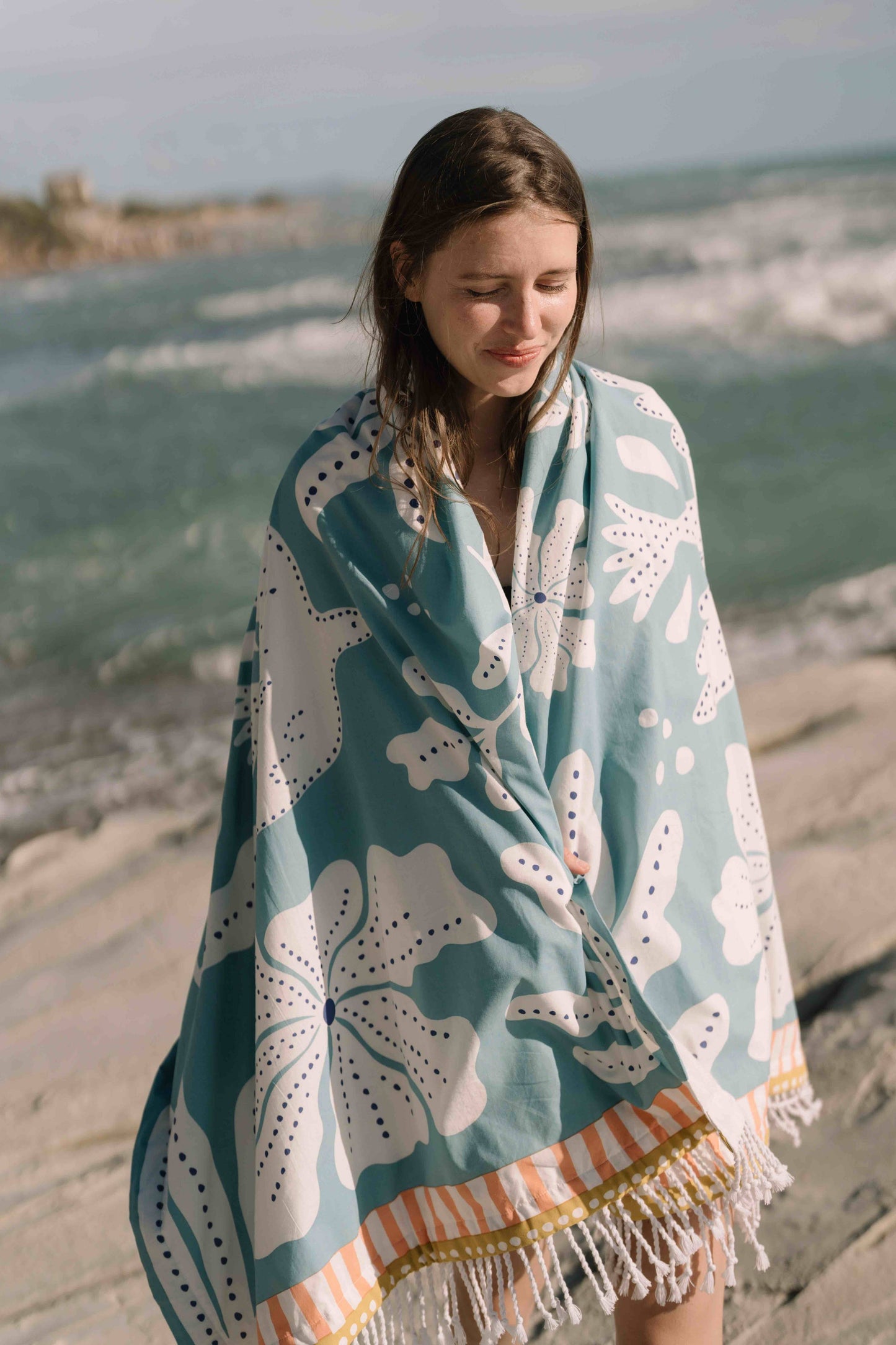 Serviette fouta 100 × 190 cm en coton imprimé et doublée en éponge, style bohème.