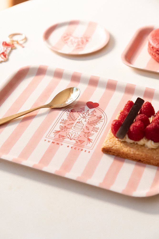 “Plateau Petit-Déjeuner avec rayures roses, design moderne et féminin, idéal pour organiser ou servir un petit-déjeuner avec style, All The Ways To Say.”