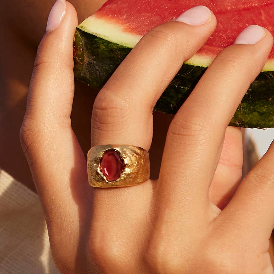 “Bague Carmen rose en plaqué or avec pierre en verre céruléenne et texture martelée, fabrication éthique en France, Agapée.”