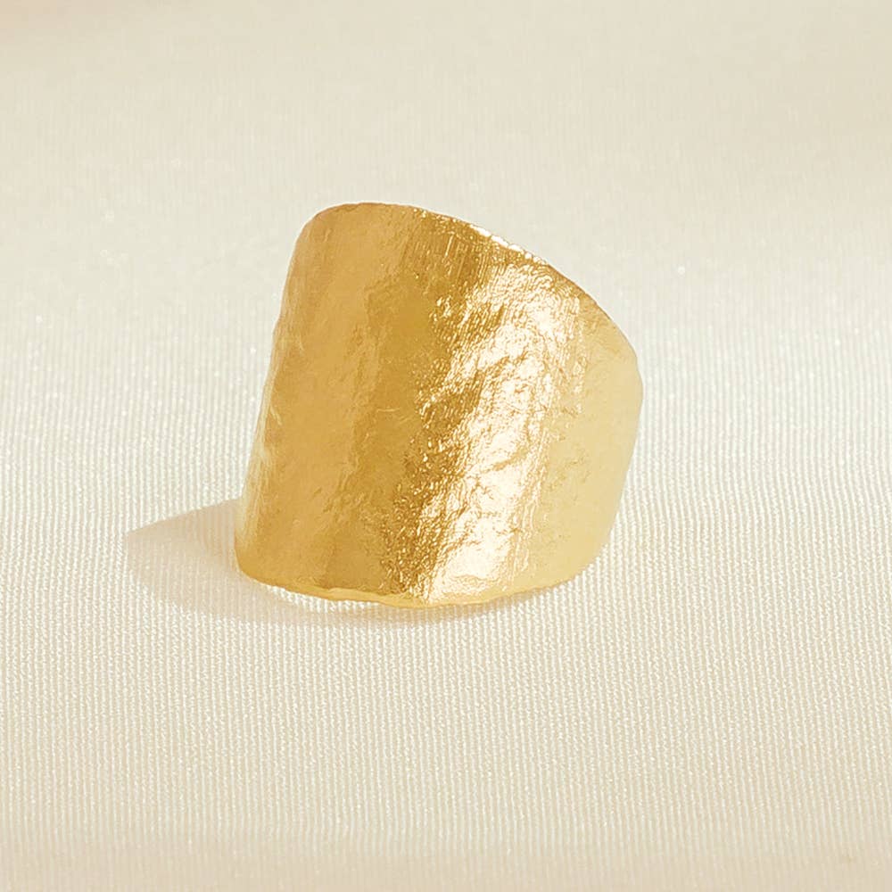 “Bague Lunaïs en plaqué or avec texture dorée, design inspiré des paysages lunaires, taille ajustable de 50 à 54, fabriquée en France, Agapée.”