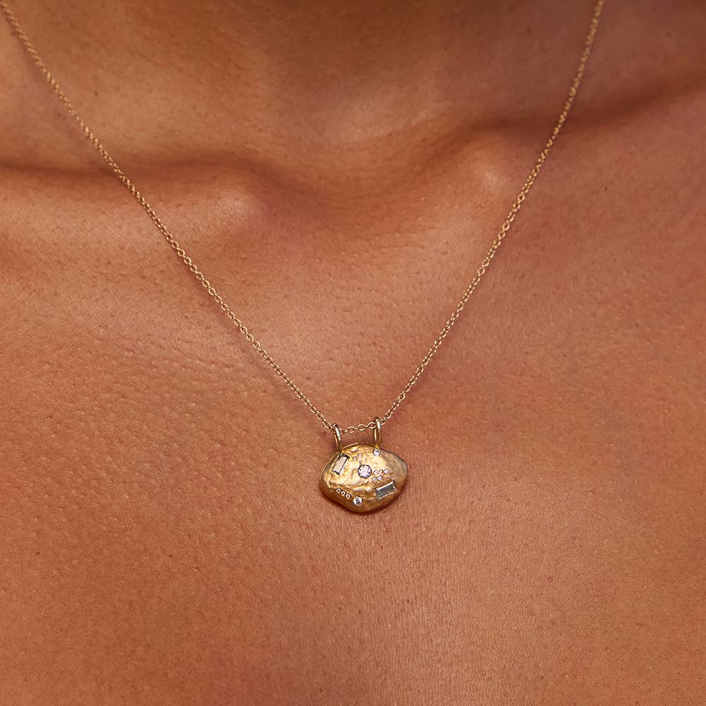 “Collier Pépi avec pendentif pépite d’or et pierres précieuses blanches incrustées, chaîne de 43 cm + rallonge, fabriqué en France, Agapée.”