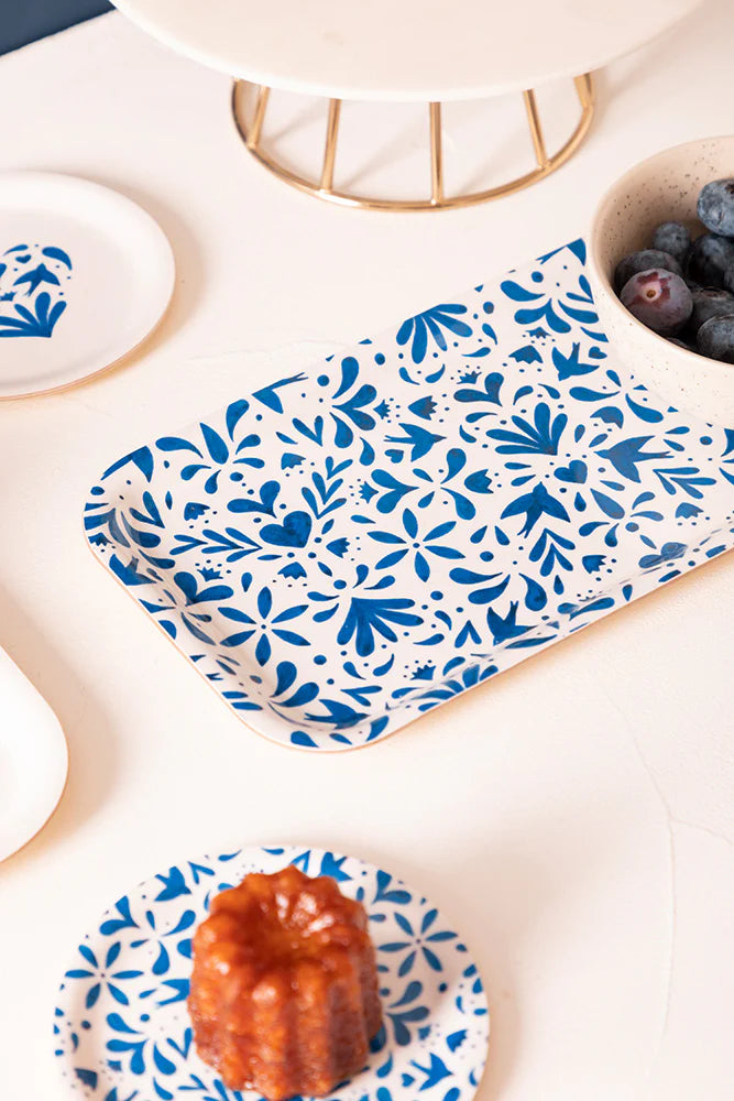 “Plateau à café en bois de bouleau avec design d’hirondelles bleues, finition écologique et pratique, 13,5 x 27,5 cm, All The Ways To Say.”