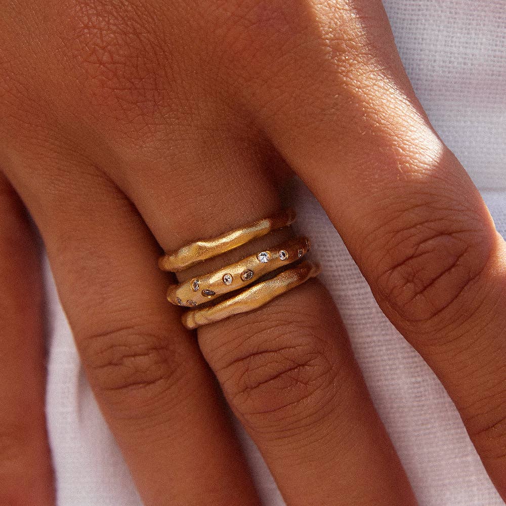 “Bague Iris en plaqué or avec trois rangées irrégulières, pierres blanches et zircon cubique, taille ajustable, fabriquée de manière éthique en France, Agapée.”