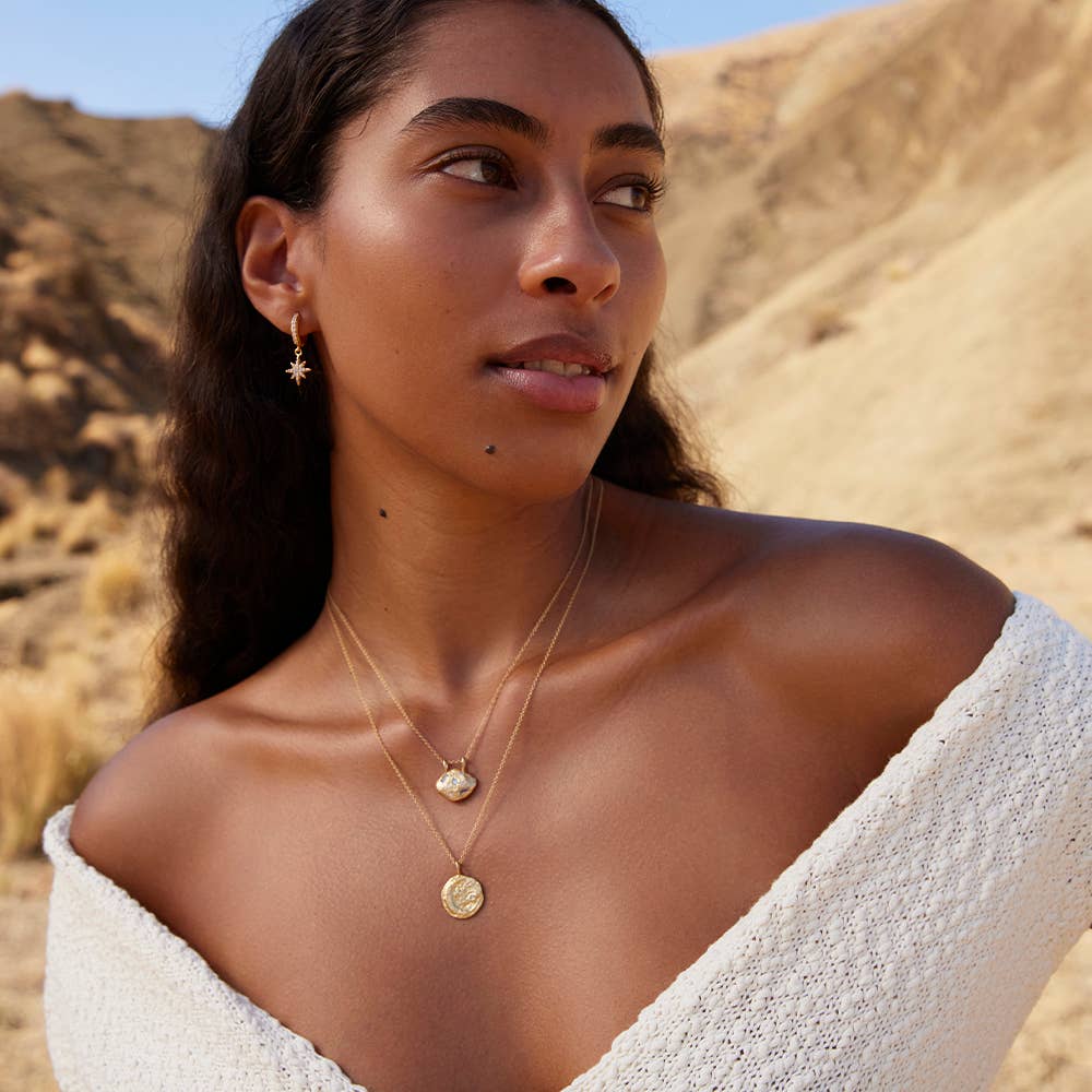 “Collier Pépi avec pendentif pépite d’or et pierres précieuses blanches incrustées, chaîne de 43 cm + rallonge, fabriqué en France, Agapée.”
