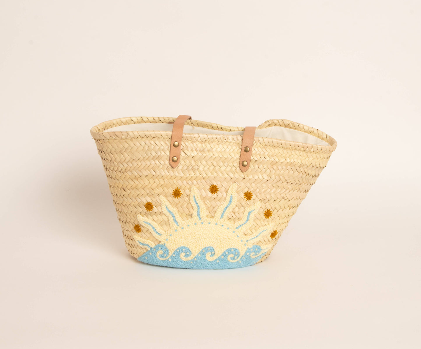 Panier tressé en fibre de palmier avec broderie laine ocre “La vague”, fabriqué au Maroc