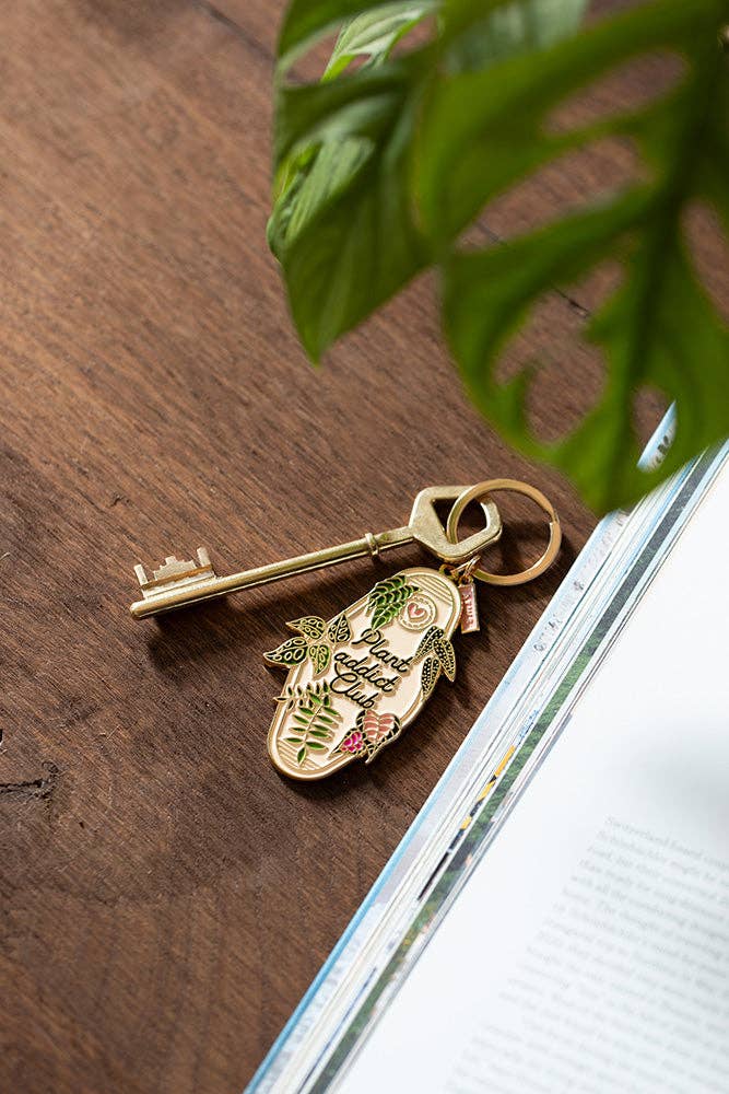 “Porte-clés ‘Plant Addict Club’ en émail doré, design végétal, accessoire pour les passionnés de plantes, All The Ways To Say.”