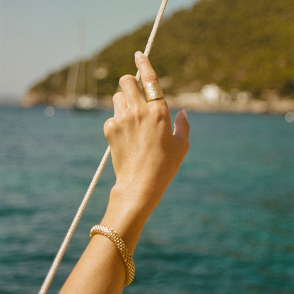 “Bague Lunaïs en plaqué or avec texture dorée, design inspiré des paysages lunaires, taille ajustable de 50 à 54, fabriquée en France, Agapée.”