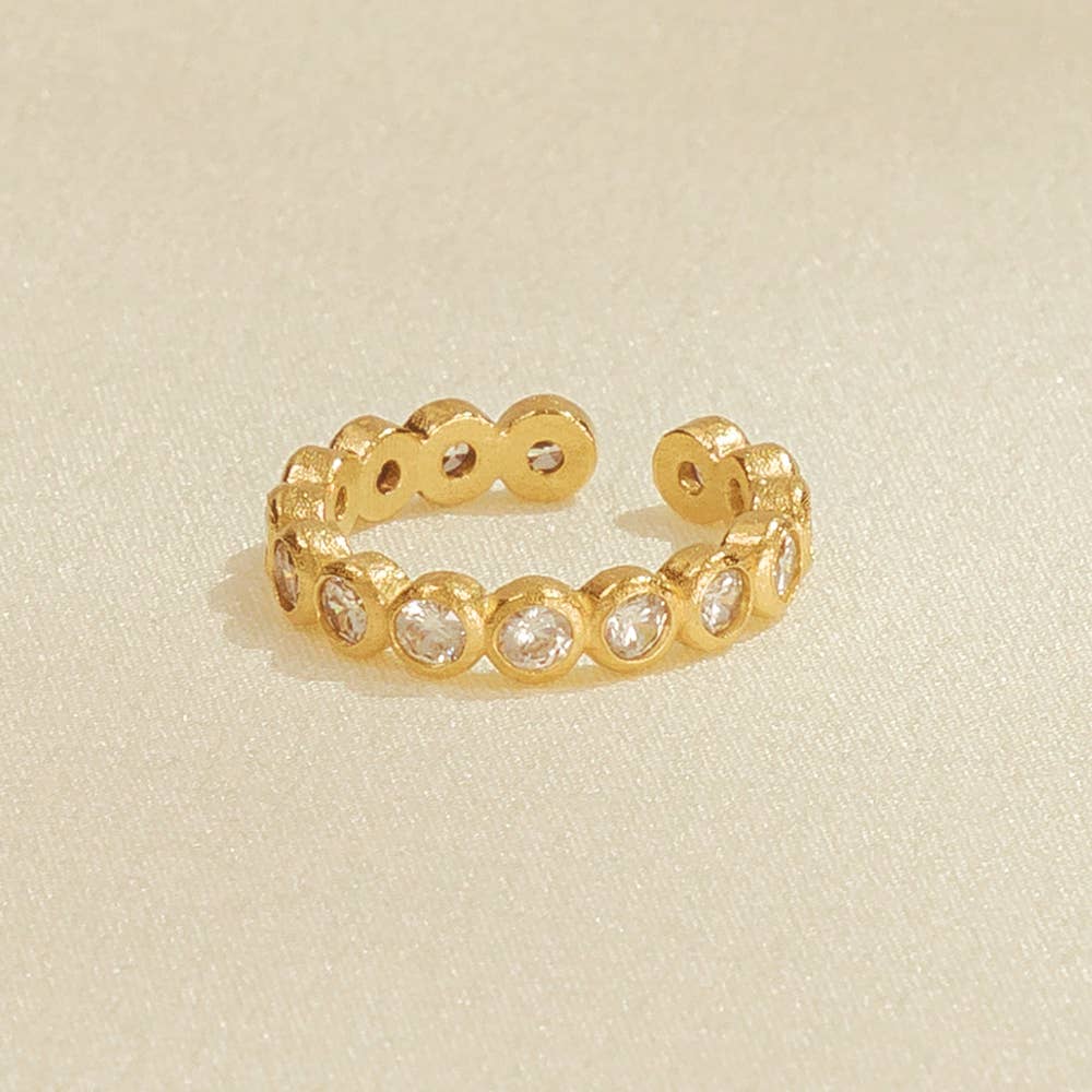“Bague Amélia en plaqué or avec pierres incrustées et design géométrique, taille ajustable, fabriquée en France, Agapée.”