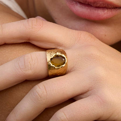 “Bague Carmen verte en plaqué or avec pierre en verre céruléenne et texture martelée, fabrication éthique en France, Agapée.”