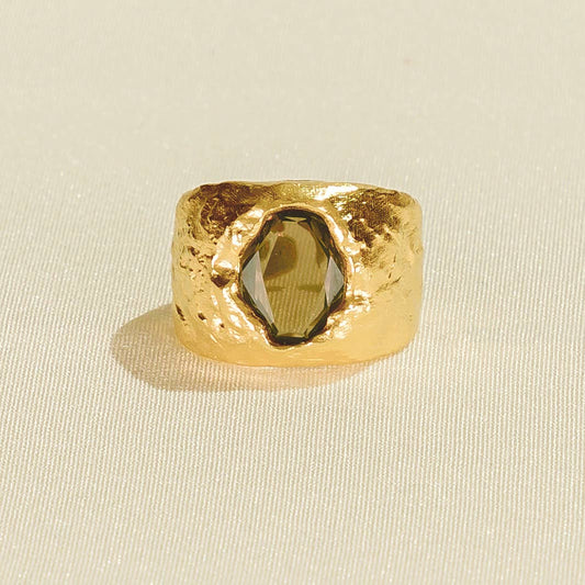 “Bague Carmen verte en plaqué or avec pierre en verre céruléenne et texture martelée, fabrication éthique en France, Agapée.”