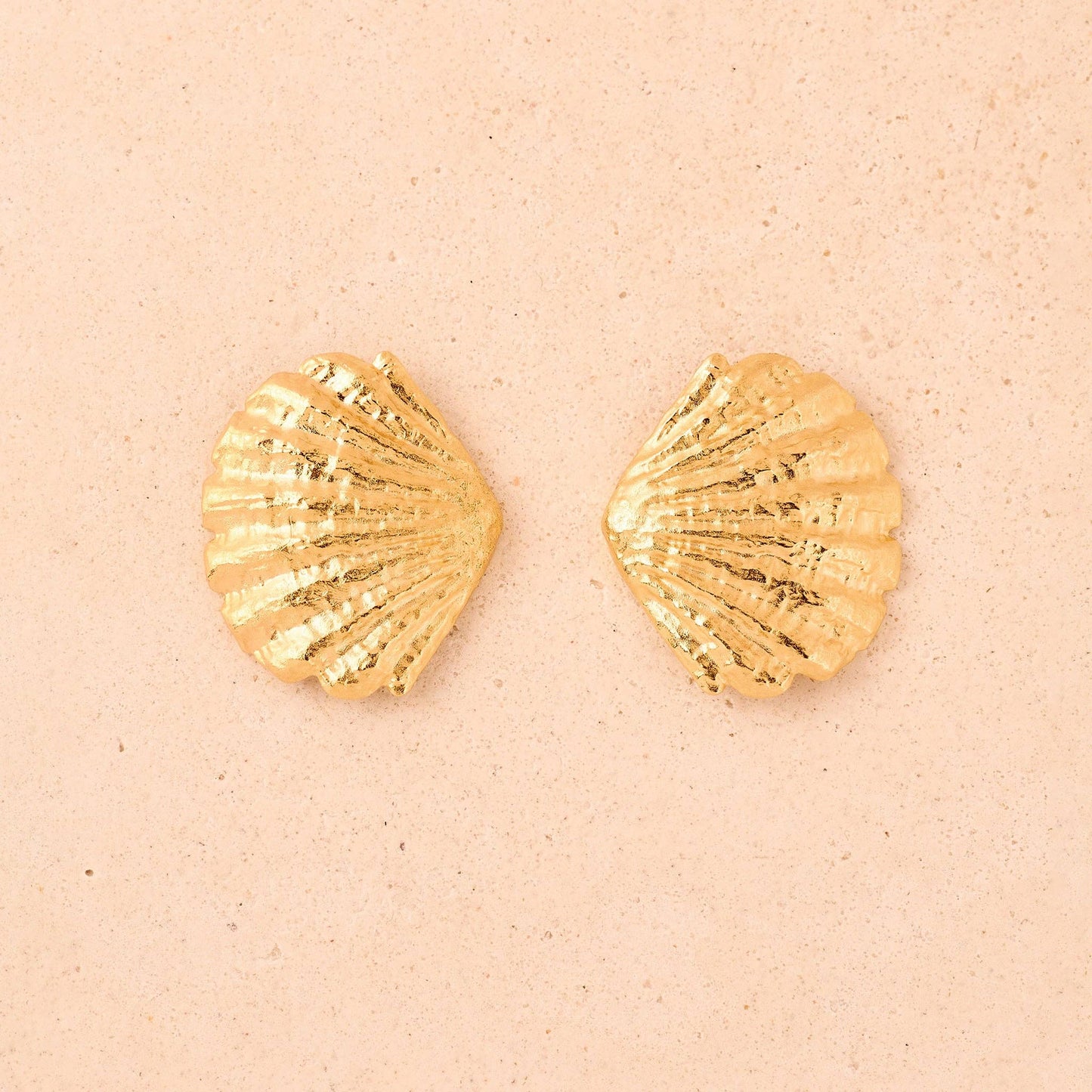 Boucles d’oreilles coquillage dorées à l’or fin, bijou sculptural inspiré de la mer, fabriqué en France.