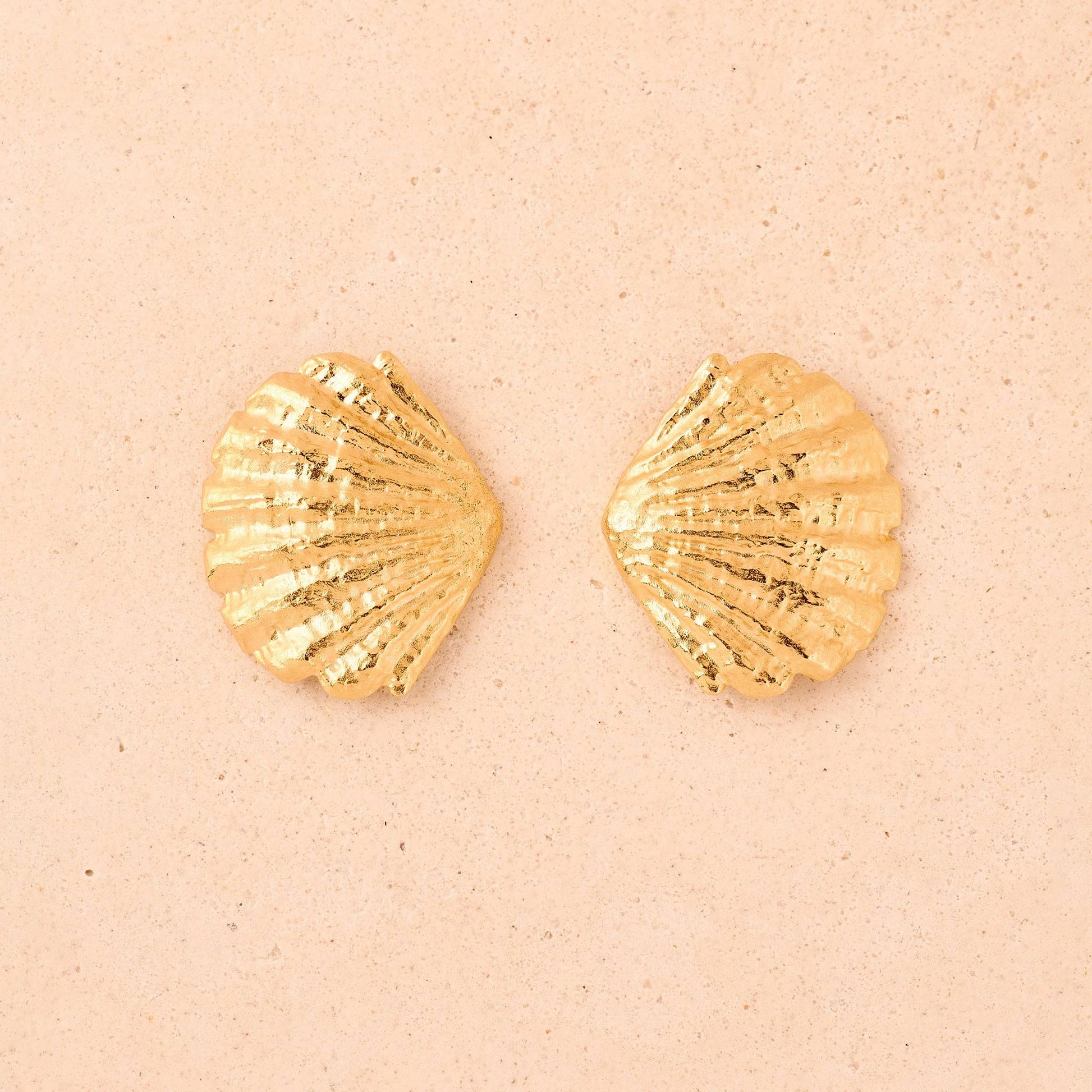 Boucles d’oreilles coquillage dorées à l’or fin, bijou sculptural inspiré de la mer, fabriqué en France.