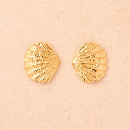 Boucles d’oreilles coquillage dorées à l’or fin, bijou sculptural inspiré de la mer, fabriqué en France.