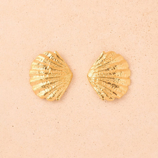 Boucles d’oreilles coquillage dorées à l’or fin, bijou sculptural inspiré de la mer, fabriqué en France.