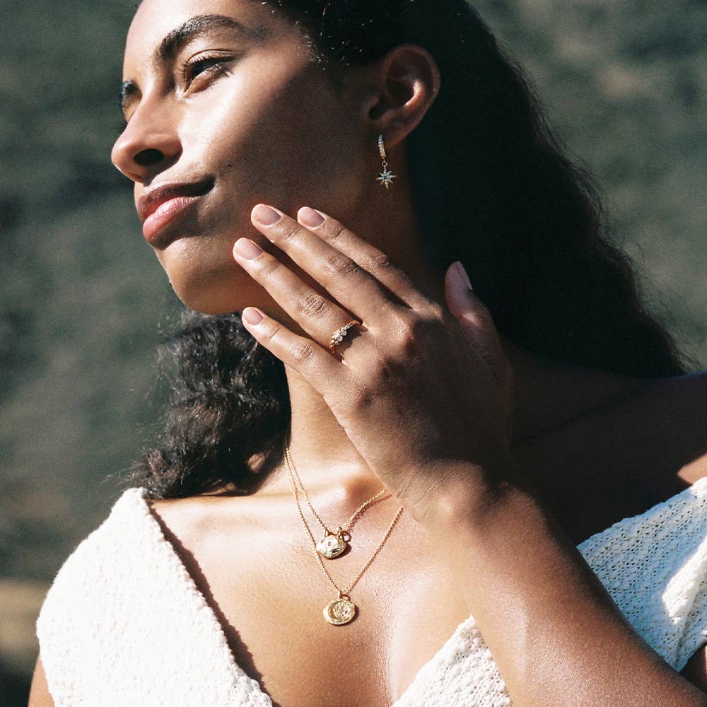 “Collier Pépi avec pendentif pépite d’or et pierres précieuses blanches incrustées, chaîne de 43 cm + rallonge, fabriqué en France, Agapée.”