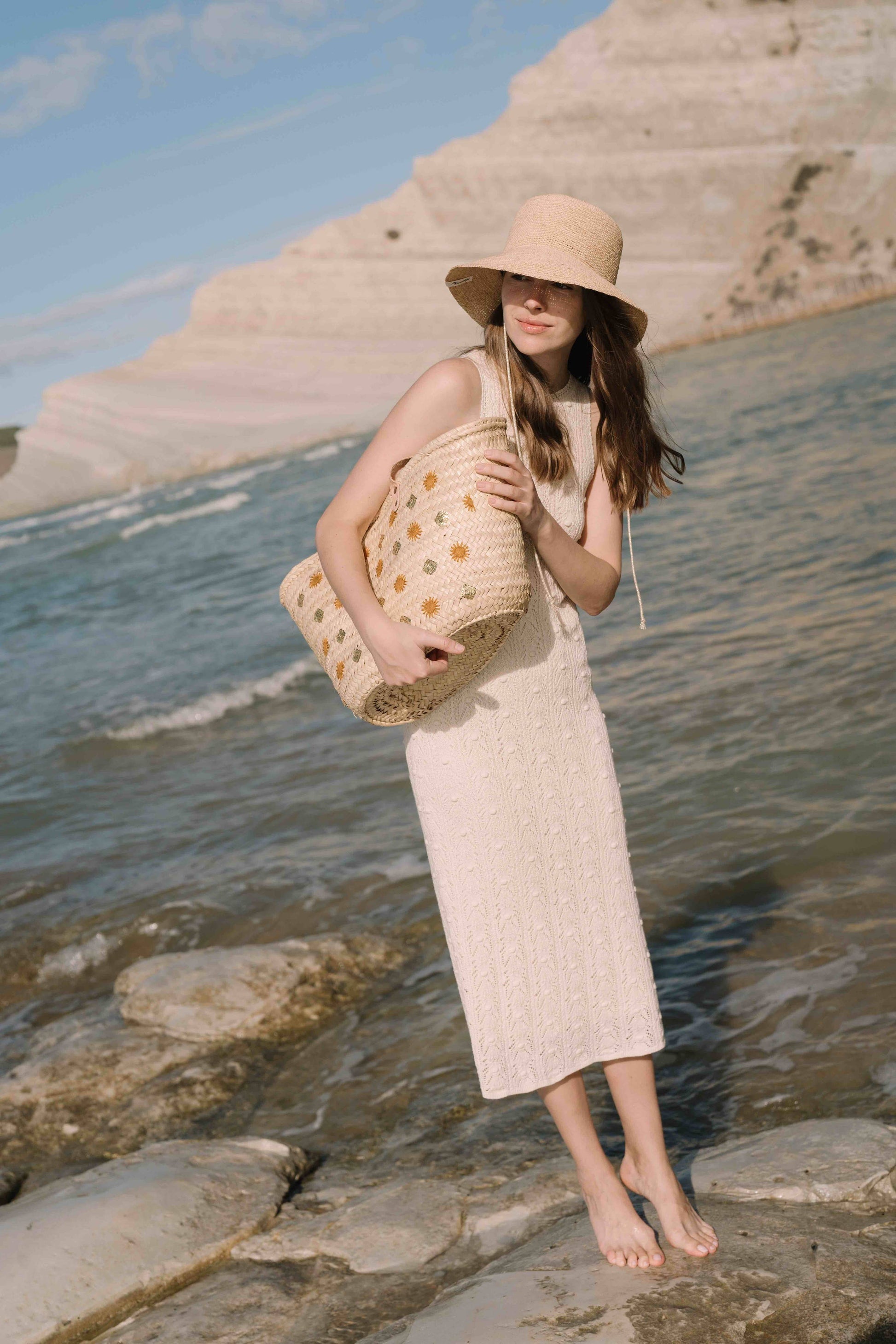 Un panier d’artisanat marocain, aux lignes bohèmes et aux détails précieux : cuir, raphia, broderie lumineuse et patch embossé. Un essentiel de saison.