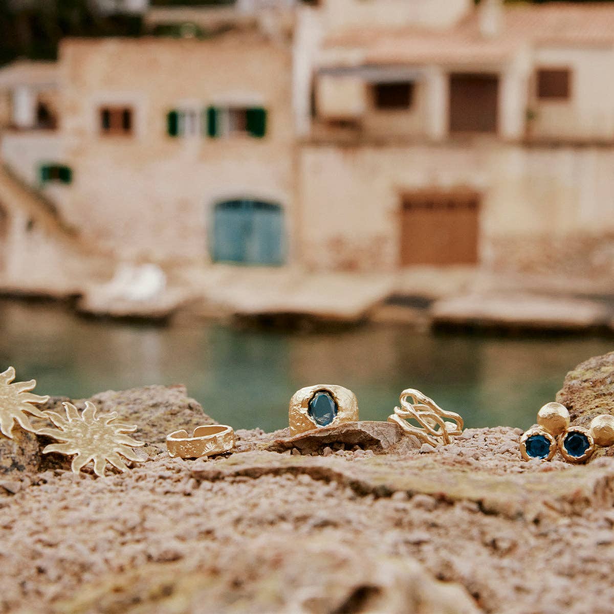 “Bague Carmen bleue en plaqué or avec pierre en verre céruléenne et texture martelée, fabrication éthique en France, Agapée.”