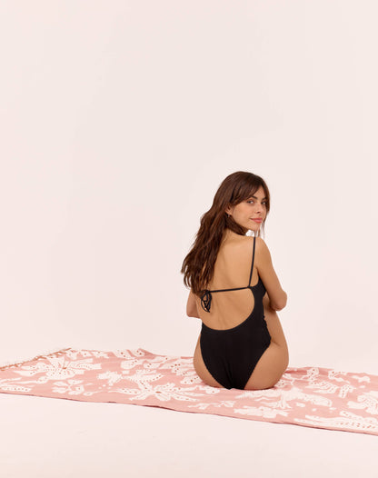 Serviette fouta 100 × 190 cm en coton imprimé et doublée en éponge, style bohème.