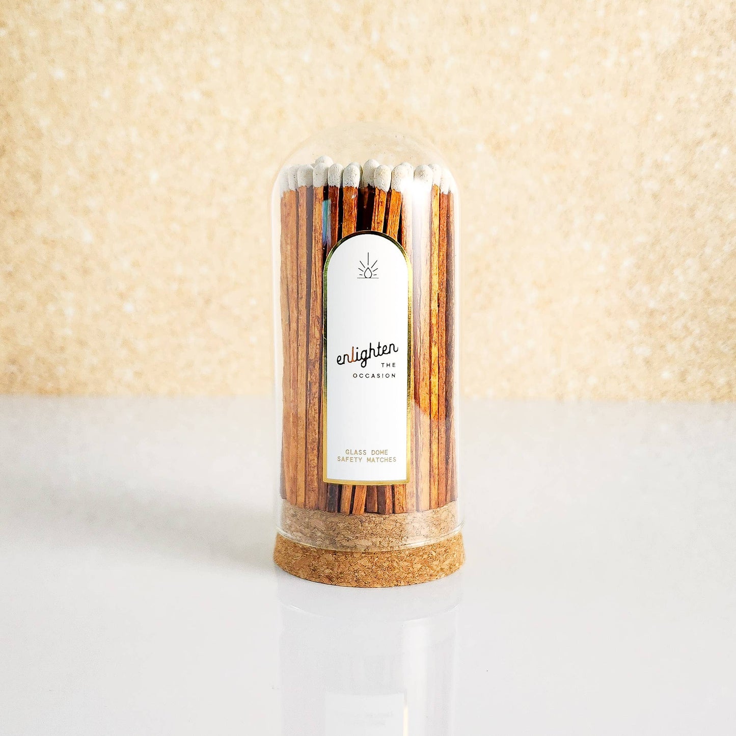 Dôme en verre avec allumettes blanches et dorées