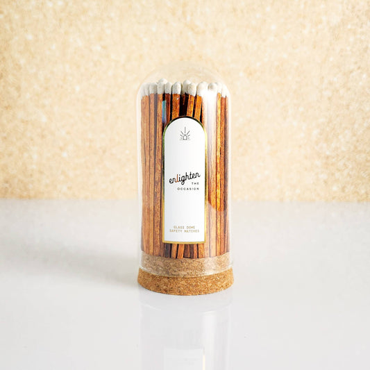 Dôme en verre avec allumettes blanches et dorées