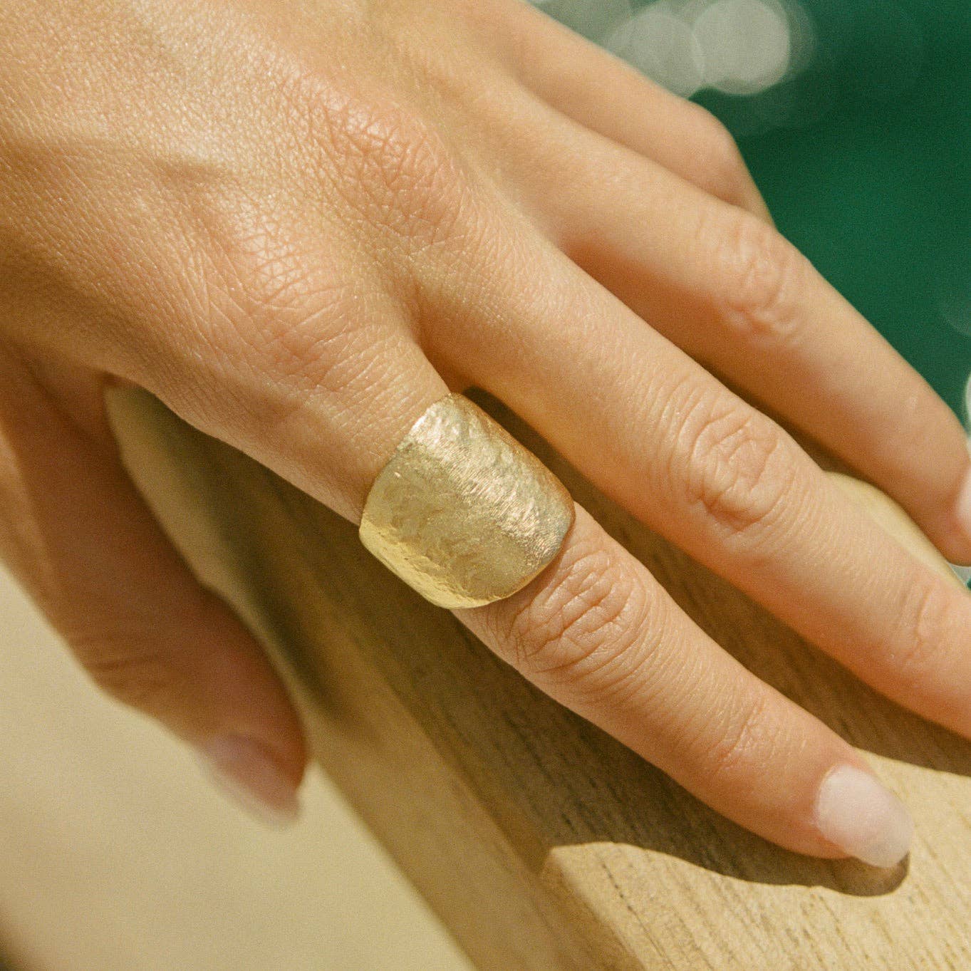 “Bague Lunaïs en plaqué or avec texture dorée, design inspiré des paysages lunaires, taille ajustable de 50 à 54, fabriquée en France, Agapée.”