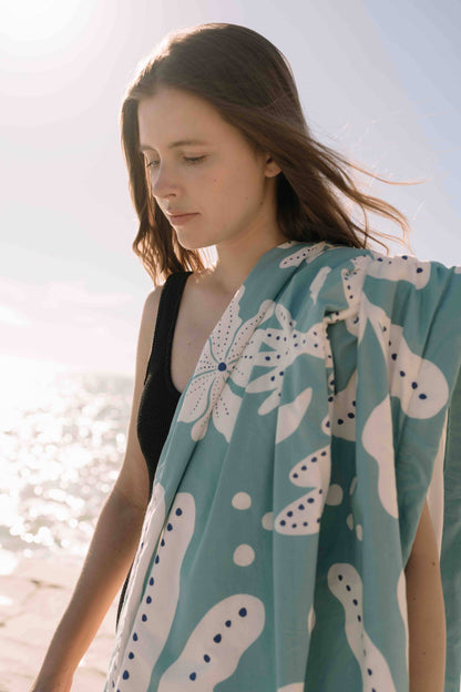 Serviette fouta 100 × 190 cm en coton imprimé et doublée en éponge, style bohème.