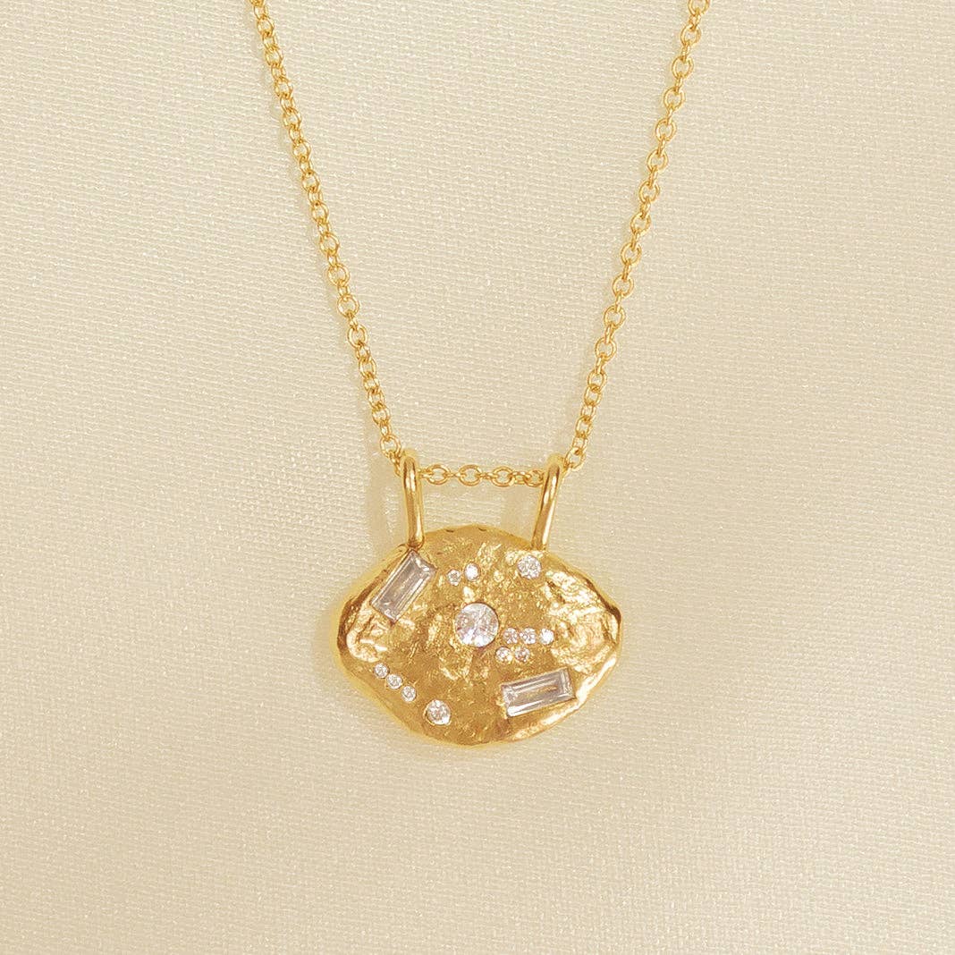 “Collier Pépi avec pendentif pépite d’or et pierres précieuses blanches incrustées, chaîne de 43 cm + rallonge, fabriqué en France, Agapée.”