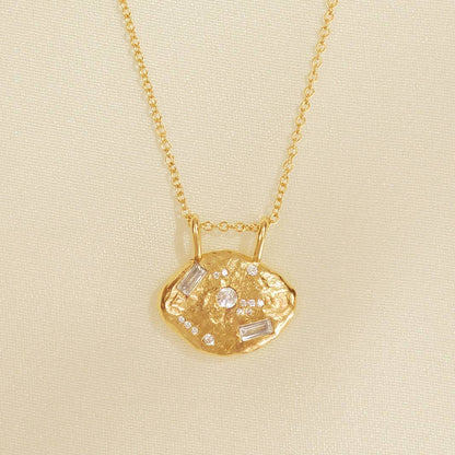 “Collier Pépi avec pendentif pépite d’or et pierres précieuses blanches incrustées, chaîne de 43 cm + rallonge, fabriqué en France, Agapée.”