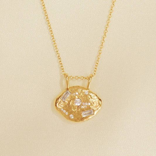 “Collier Pépi avec pendentif pépite d’or et pierres précieuses blanches incrustées, chaîne de 43 cm + rallonge, fabriqué en France, Agapée.”
