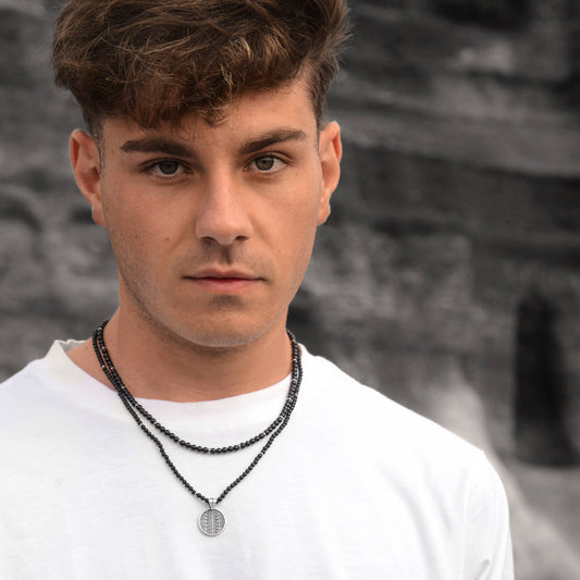 Collier pour homme en onyx et acier – collection Navajo GOYATÈ, style ethnique et symbolique.