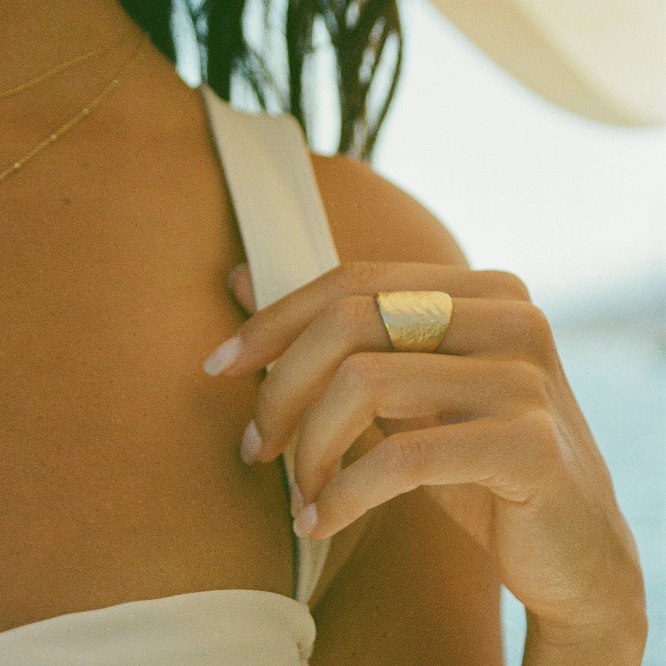 “Bague Lunaïs en plaqué or avec texture dorée, design inspiré des paysages lunaires, taille ajustable de 50 à 54, fabriquée en France, Agapée.”