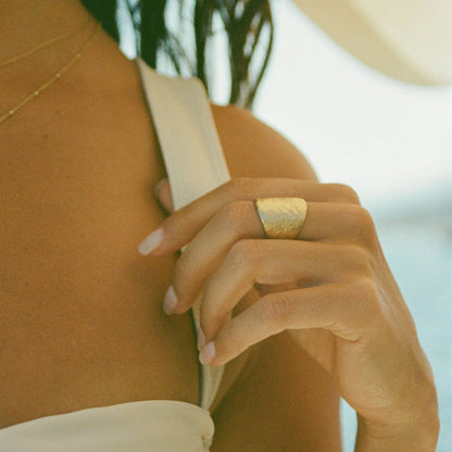 “Bague Lunaïs en plaqué or avec texture dorée, design inspiré des paysages lunaires, taille ajustable de 50 à 54, fabriquée en France, Agapée.”