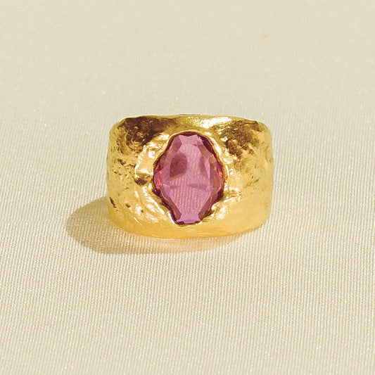 “Bague Carmen rose en plaqué or avec pierre en verre céruléenne et texture martelée, fabrication éthique en France, Agapée.”