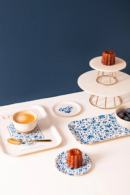“Plateau à café en bois de bouleau avec design d’hirondelles bleues, finition écologique et pratique, 13,5 x 27,5 cm, All The Ways To Say.”
