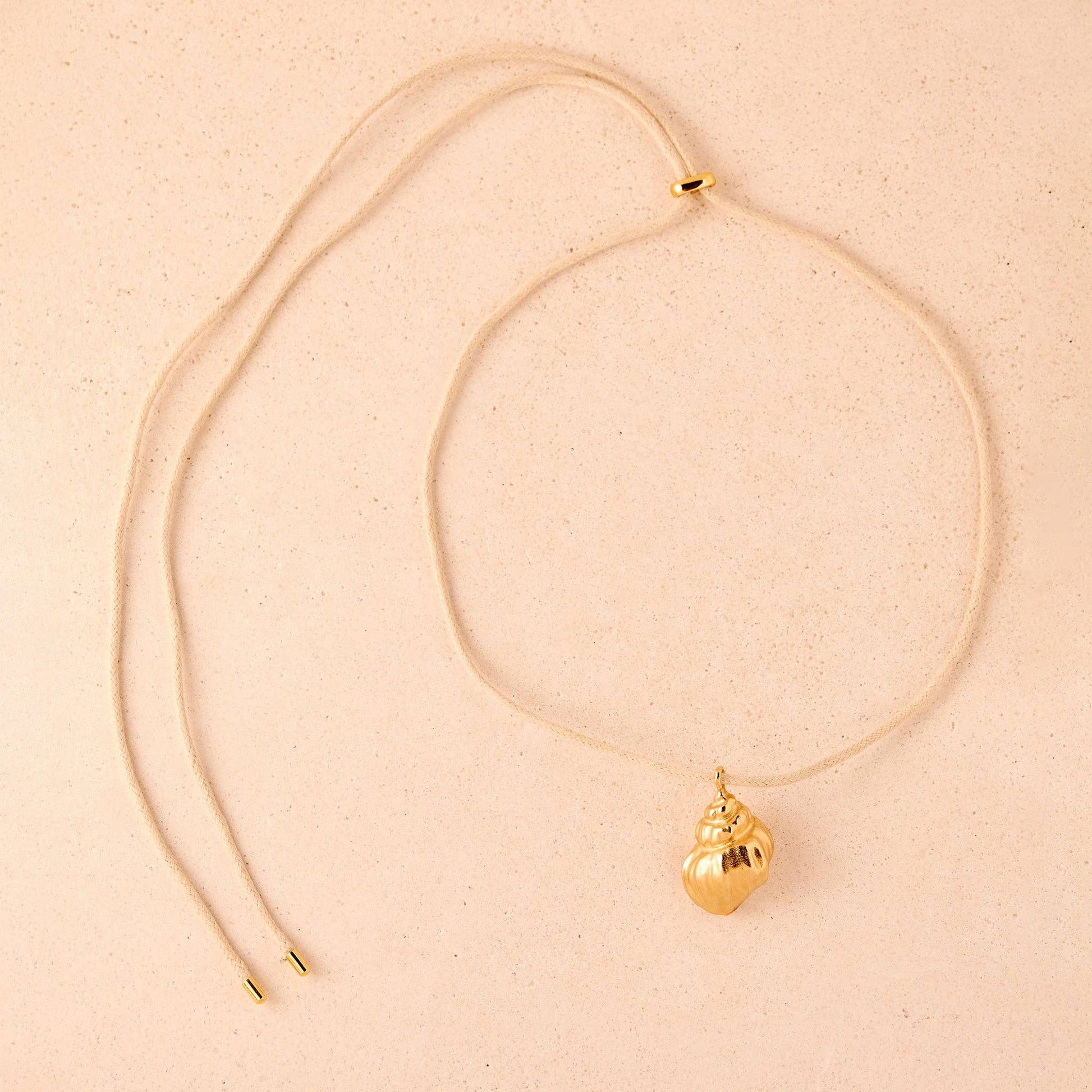Collier coquillage doré ajustable, inspiration plage et été, style naturel chic