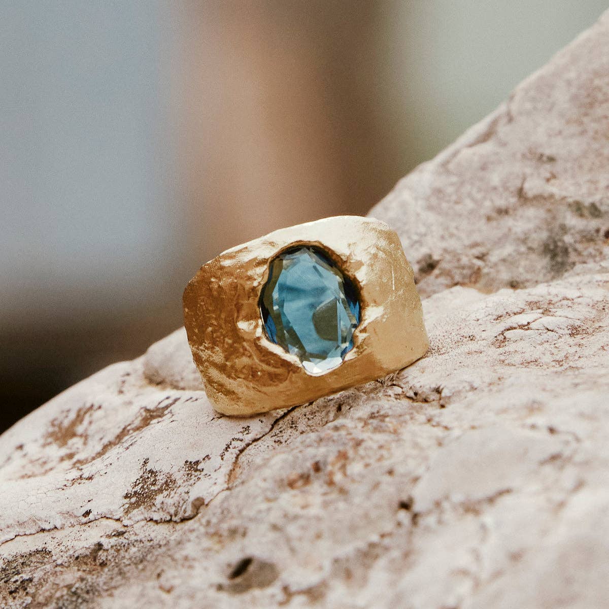 “Bague Carmen bleue en plaqué or avec pierre en verre céruléenne et texture martelée, fabrication éthique en France, Agapée.”