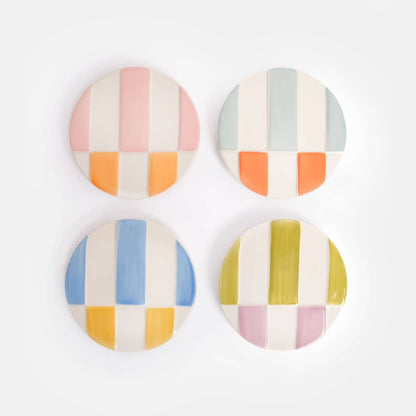 “Ensemble de 4 sous-verres en grès peints à la main avec rayures multicolores en relief, émaillés et dotés de pieds en silicone pour une meilleure adhérence, Caroline Gardner.”