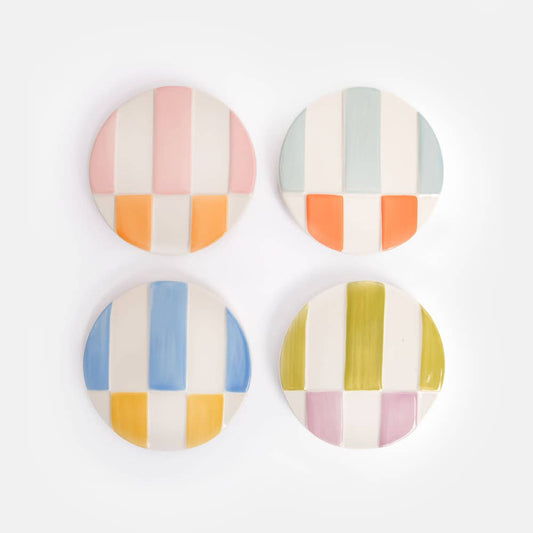 “Ensemble de 4 sous-verres en grès peints à la main avec rayures multicolores en relief, émaillés et dotés de pieds en silicone pour une meilleure adhérence, Caroline Gardner.”