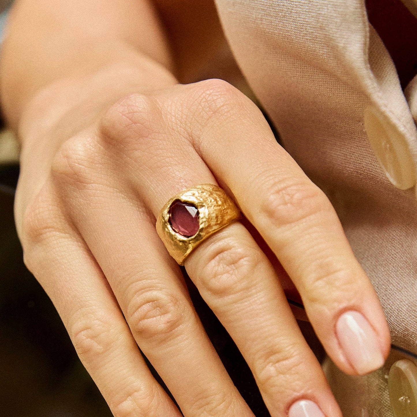 “Bague Carmen rose en plaqué or avec pierre en verre céruléenne et texture martelée, fabrication éthique en France, Agapée.”