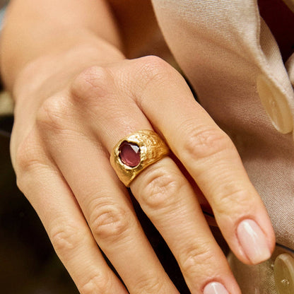 “Bague Carmen rose en plaqué or avec pierre en verre céruléenne et texture martelée, fabrication éthique en France, Agapée.”