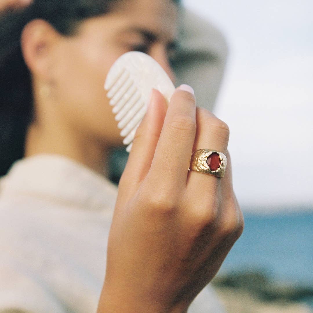 “Bague Carmen rose en plaqué or avec pierre en verre céruléenne et texture martelée, fabrication éthique en France, Agapée.”