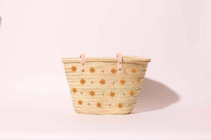 Un panier d’artisanat marocain, aux lignes bohèmes et aux détails précieux : cuir, raphia, broderie lumineuse et patch embossé. Un essentiel de saison.