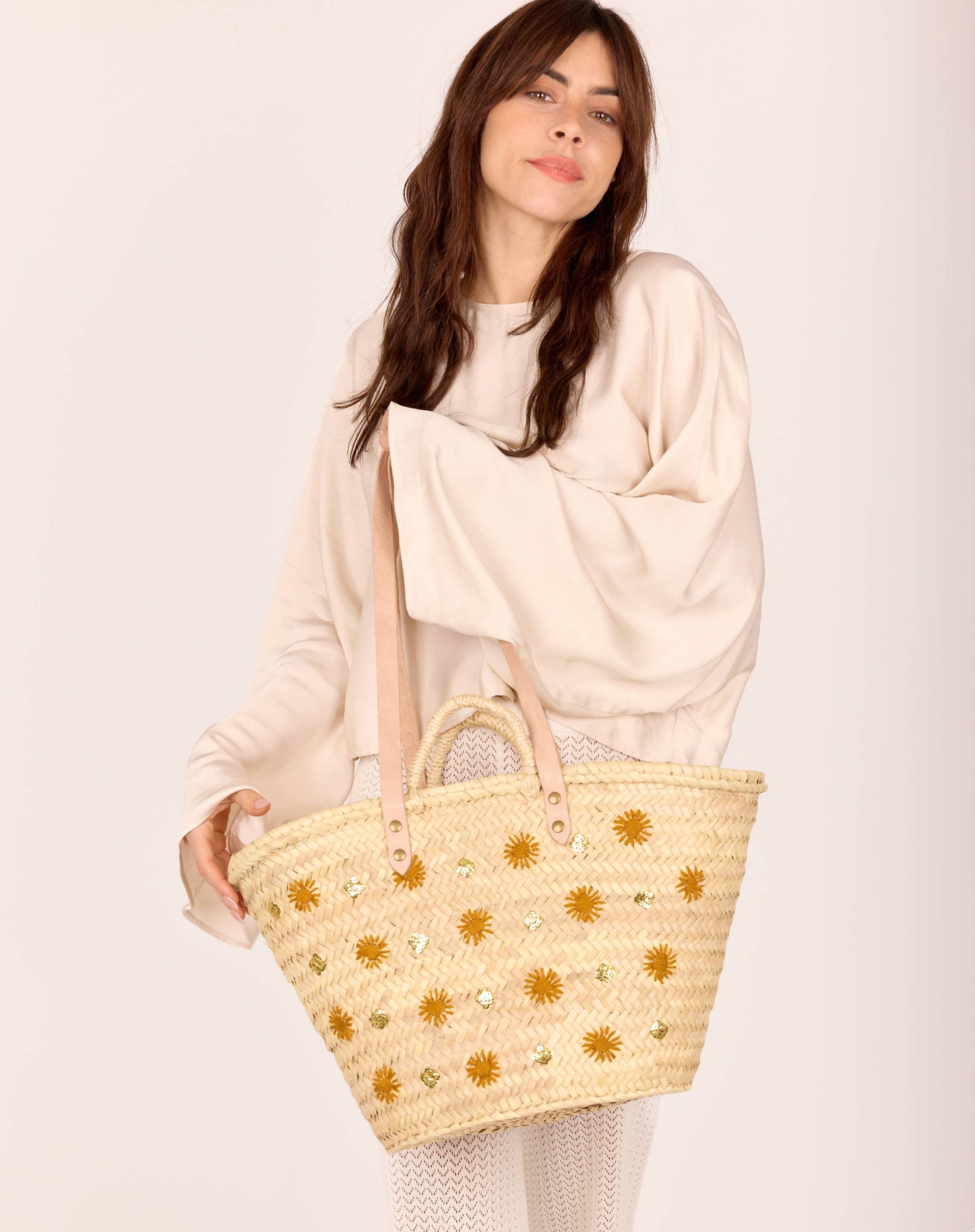 Un panier d’artisanat marocain, aux lignes bohèmes et aux détails précieux : cuir, raphia, broderie lumineuse et patch embossé. Un essentiel de saison.