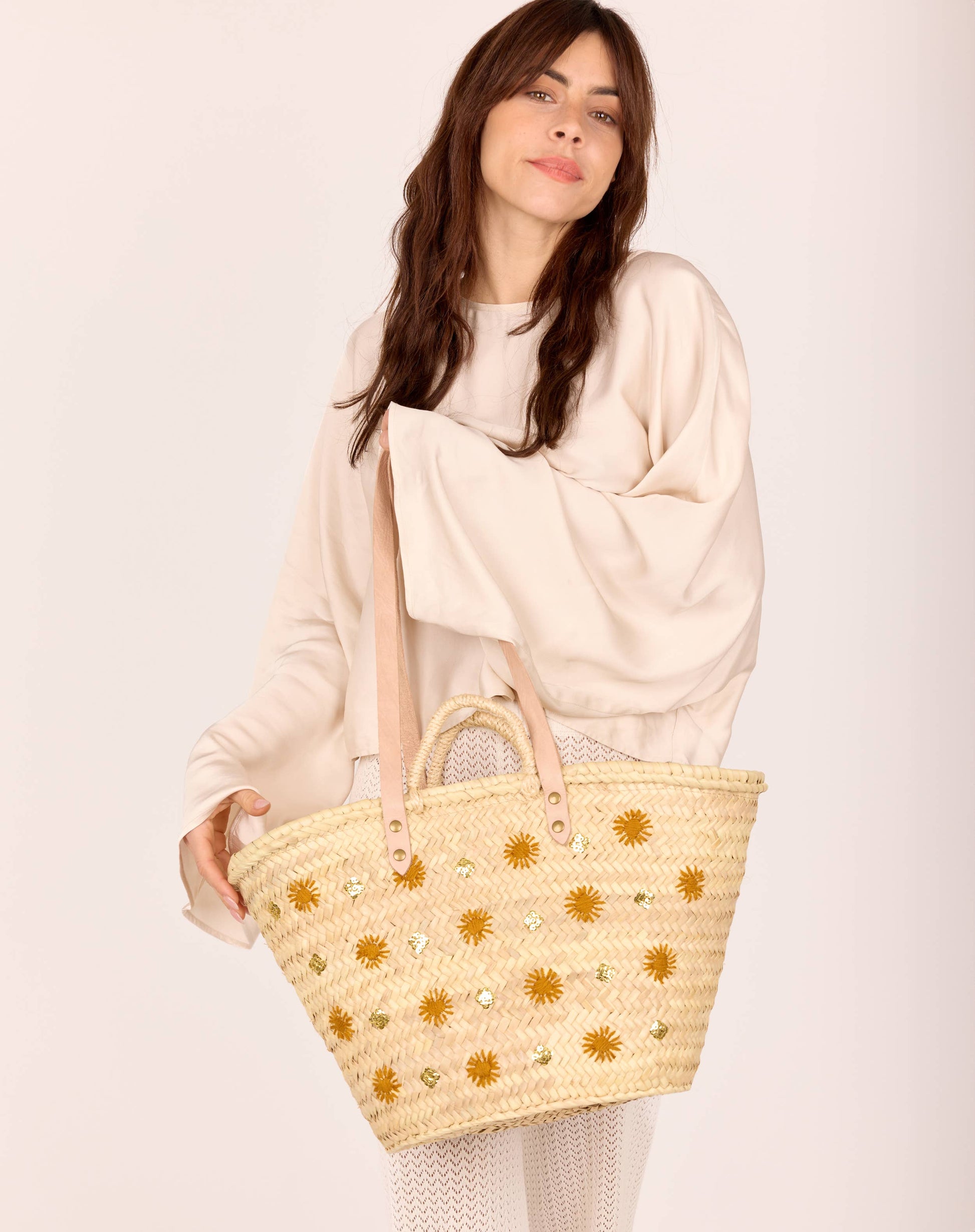 Un panier d’artisanat marocain, aux lignes bohèmes et aux détails précieux : cuir, raphia, broderie lumineuse et patch embossé. Un essentiel de saison.