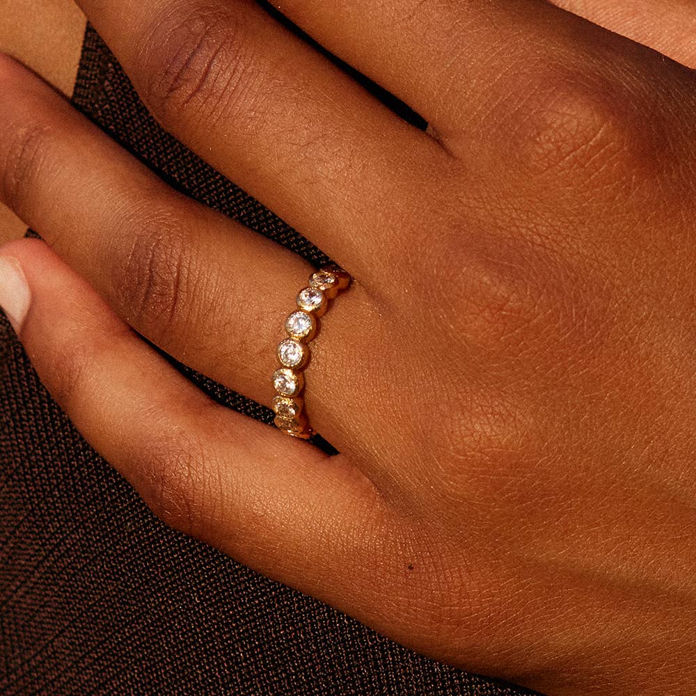 “Bague Amélia en plaqué or avec pierres incrustées et design géométrique, taille ajustable, fabriquée en France, Agapée.”