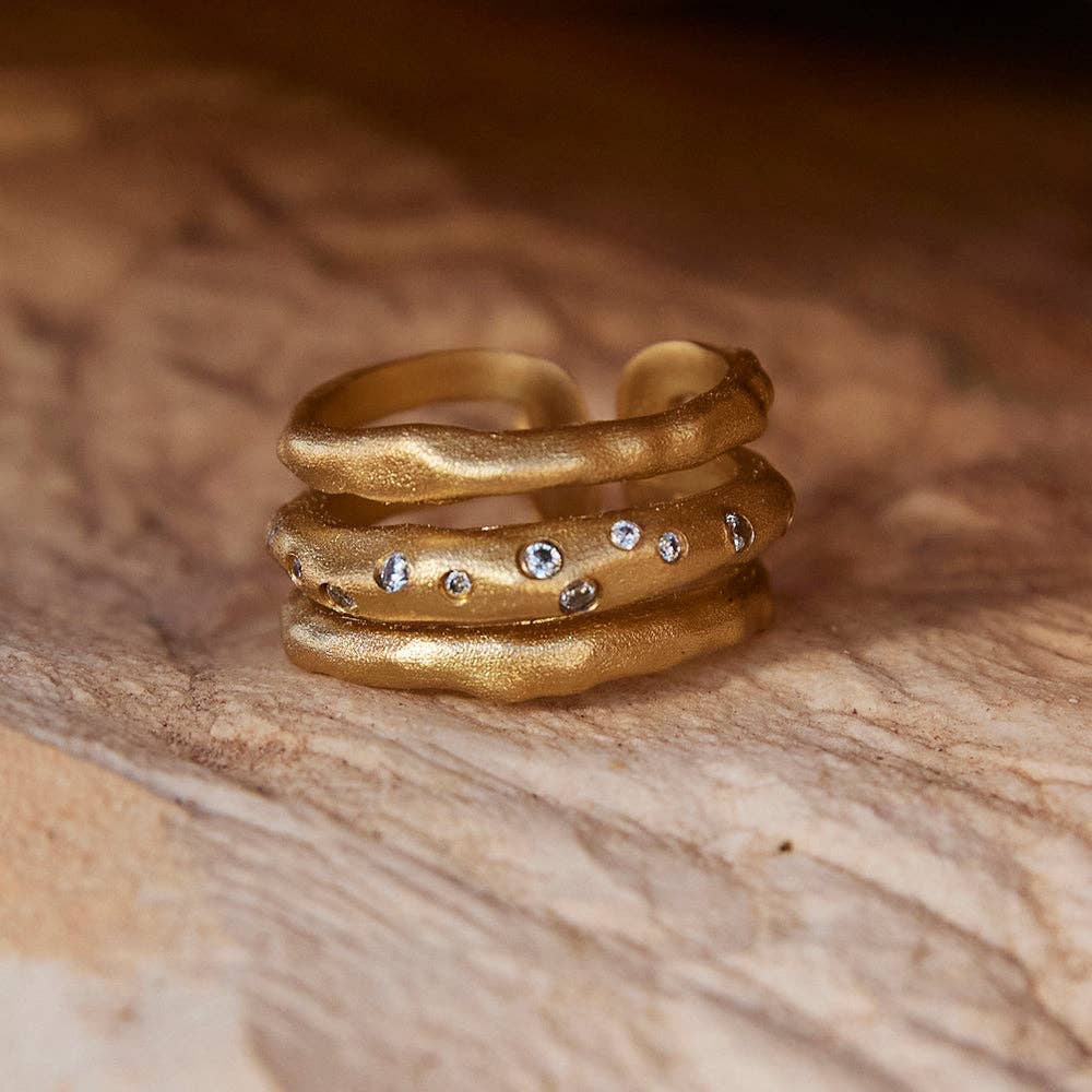 “Bague Iris en plaqué or avec trois rangées irrégulières, pierres blanches et zircon cubique, taille ajustable, fabriquée de manière éthique en France, Agapée.”