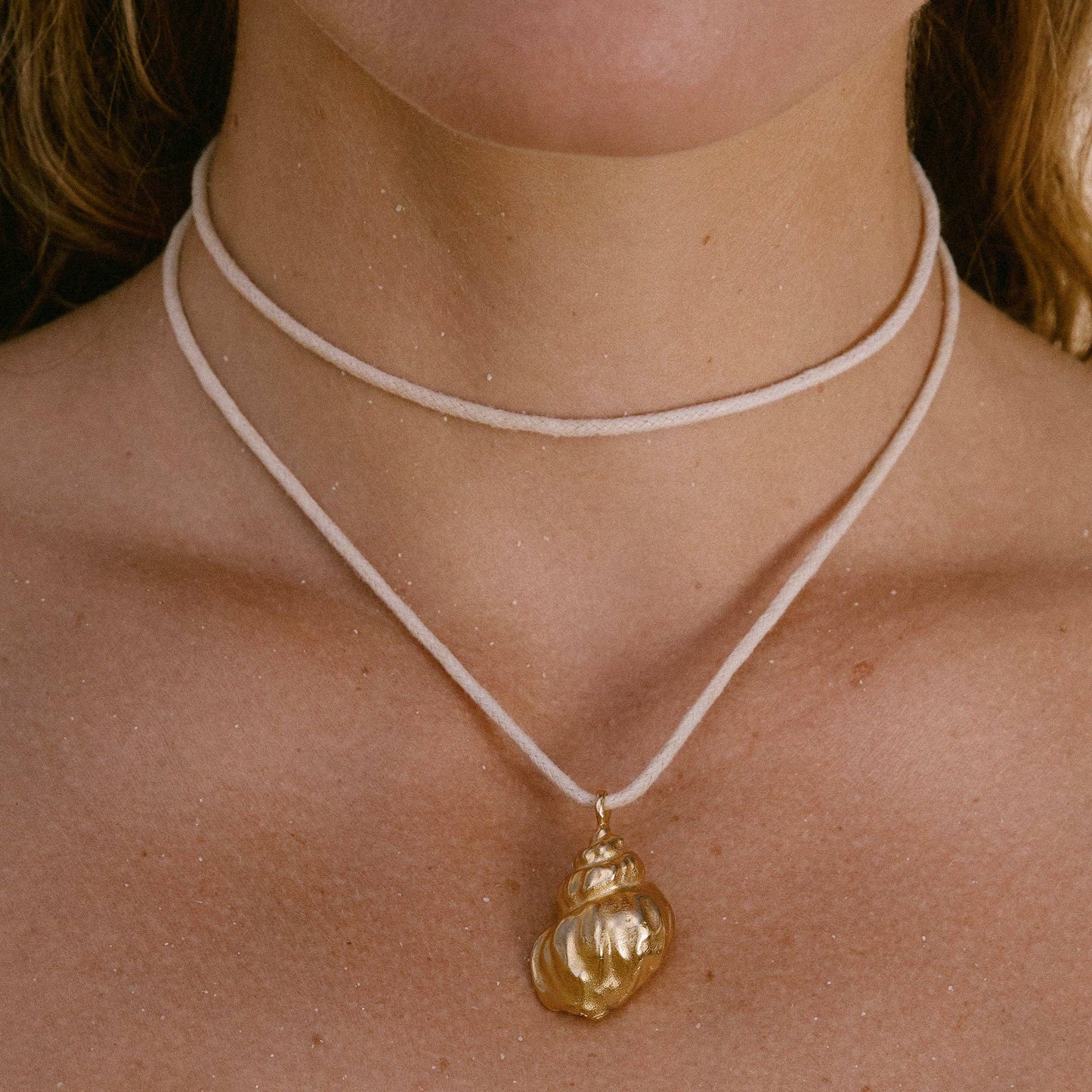Collier coquillage doré ajustable, inspiration plage et été, style naturel chic